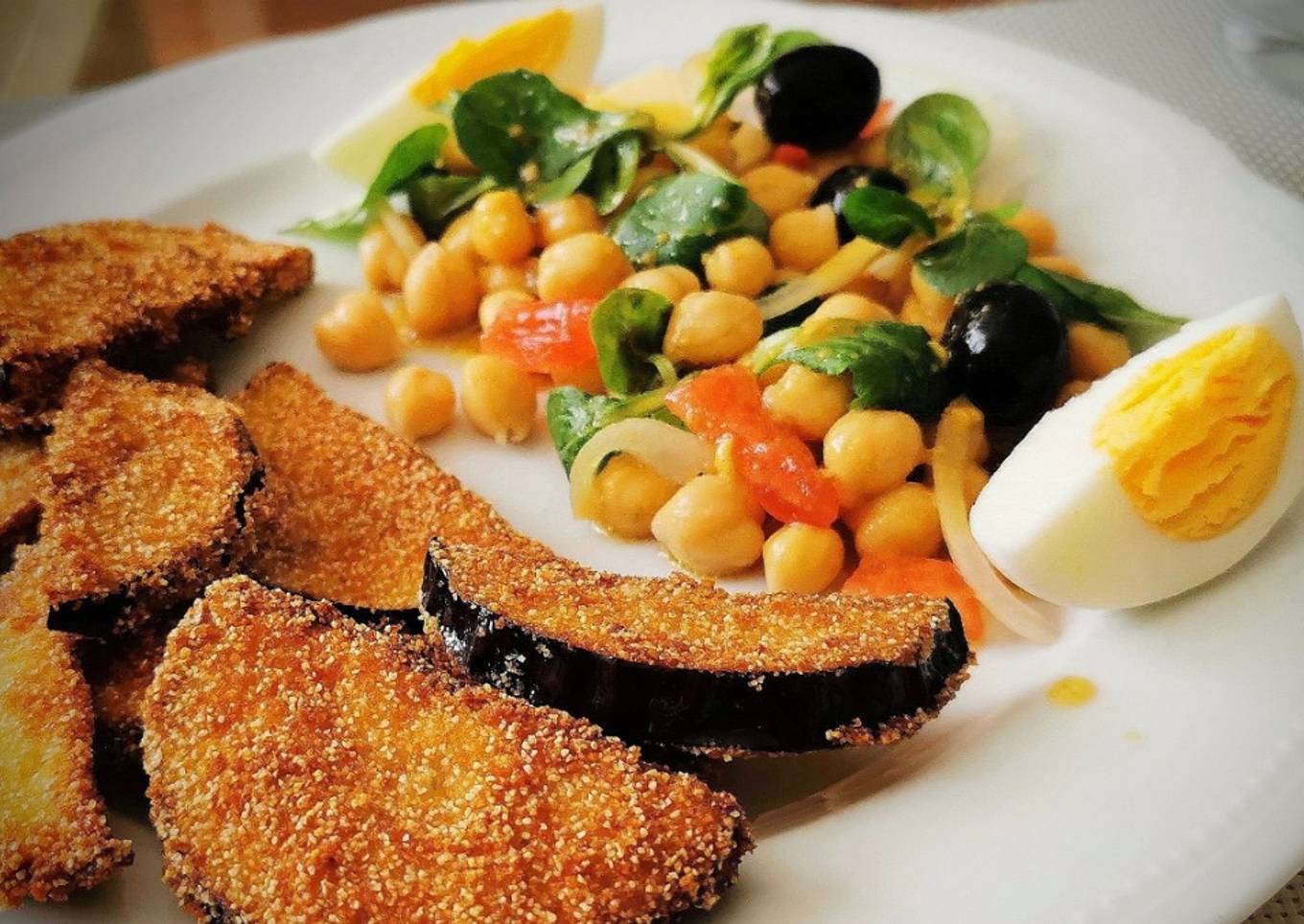 Ensalada de Garbanzos con Berenjena empanada