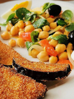 Una foto de Ensalada de Garbanzos con Berenjena empanada