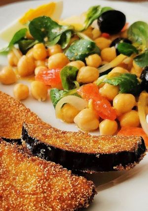 Una foto de Ensalada de Garbanzos con Berenjena empanada
