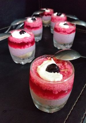 Una foto de Postre frutos rojos