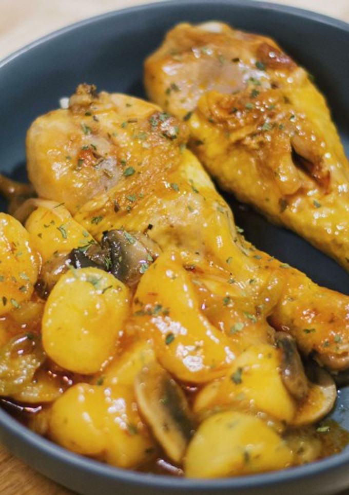 Una foto de Pollo guisado con verduras