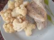Una foto de merluza con coliflor