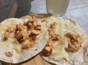 Una foto de quesadillas de pollo con queso