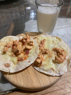 Una foto de Quesadillas con pollo marinado con chipotle y jugo de naranja 🍊