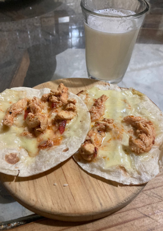 Una foto de Quesadillas con pollo marinado con chipotle y jugo de naranja 🍊