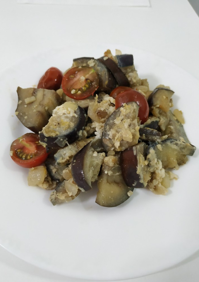 Una foto de Salteado de berenjena con huevo 🍆🍳