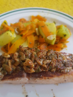Una foto de Salmón con salsa de pepitas y mostaza
