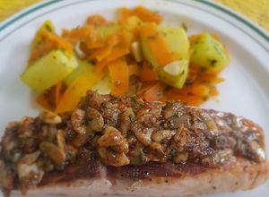 Una foto de Salmón con salsa de pepitas y mostaza