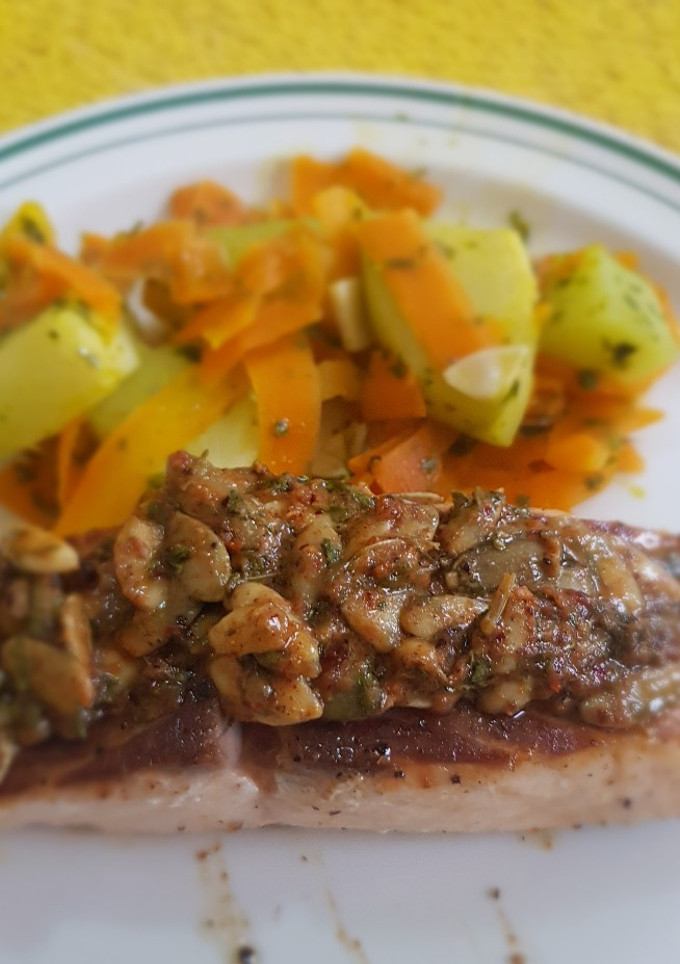 Una foto de Salmón con salsa de pepitas y mostaza