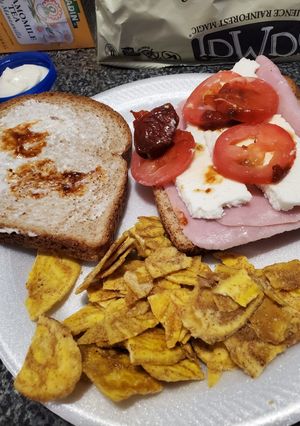Una foto de Sándwich de jamón con queso