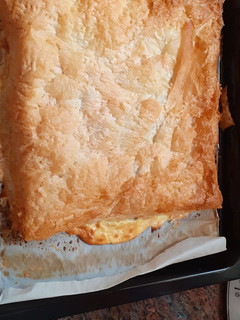 Una foto de Coca de alcachofas, aceitunas y queso feta