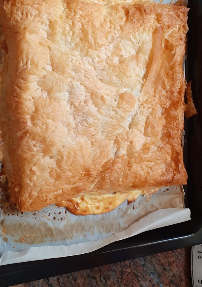 Una foto de Coca de alcachofas, aceitunas y queso feta