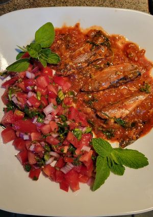 Una foto de Sardinas en Salsa de tomate con picó de gallo salsa