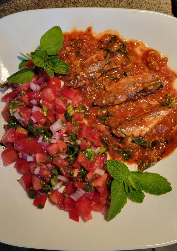 Una foto de Sardinas en Salsa de tomate con picó de gallo salsa