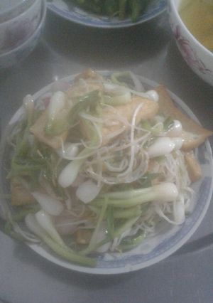 Hình của món Đậu khuôn xào hành non.