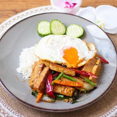 A picture of Kraprow Temphe Kub Kai Dow.