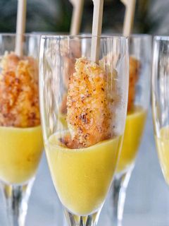 Una foto de Pinchos de Salmón crujiente con Salsa de Mango