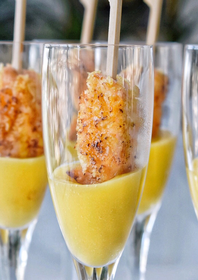 Una foto de Pinchos de Salmón crujiente con Salsa de Mango