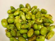 Una foto de edamame con pimentón