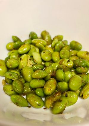 Una foto de Edamame especiado