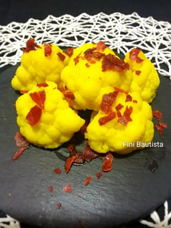 Una foto de Coliflor al azafrán con jamón deshidratado