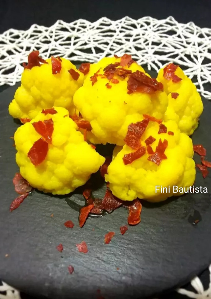 Una foto de Coliflor al azafrán con jamón deshidratado