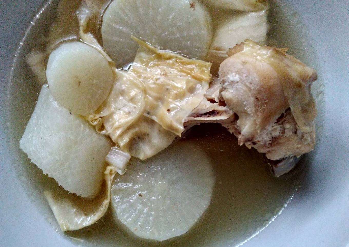 Sup segar (ayam, kembang tahu dan lobak)