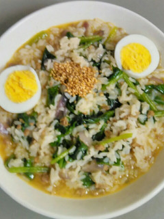 A picture of Chicken soup rice with grated beef.