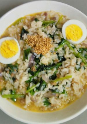 A picture of Chicken soup rice with grated beef.