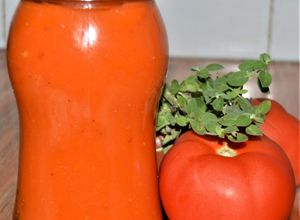 Una foto de Puré de tomate casero