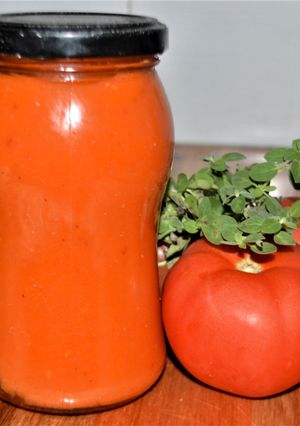 Una foto de Puré de tomate casero