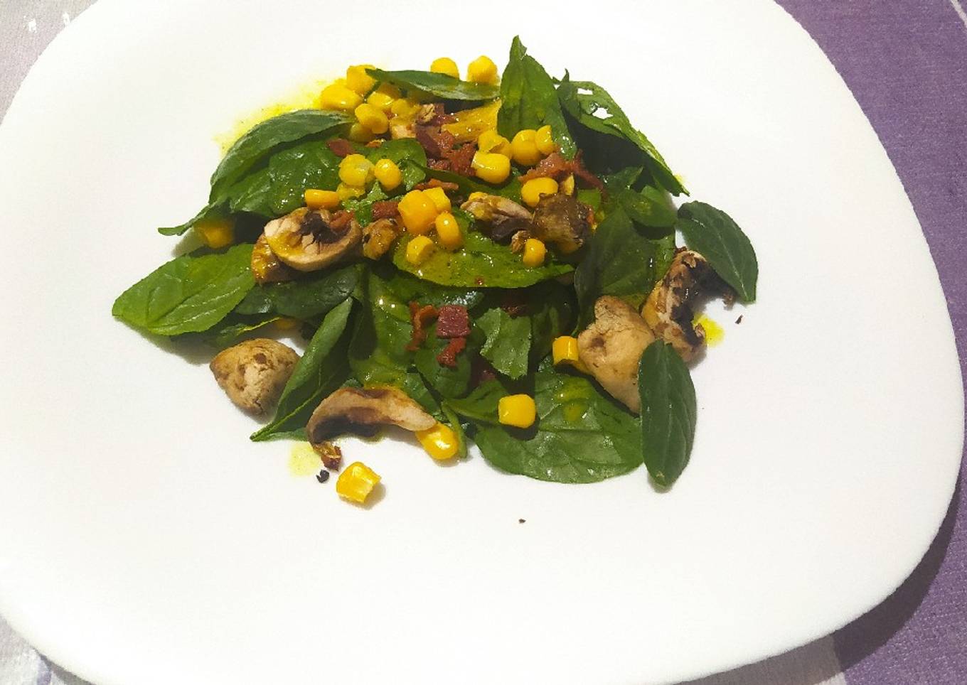 Ensalada de espinacas con tocino y vinagreta