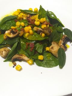 Una foto de Ensalada de espinacas con tocino y vinagreta