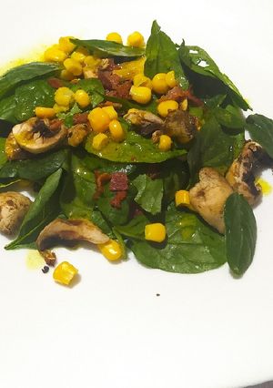 Una foto de Ensalada de espinacas con tocino y vinagreta