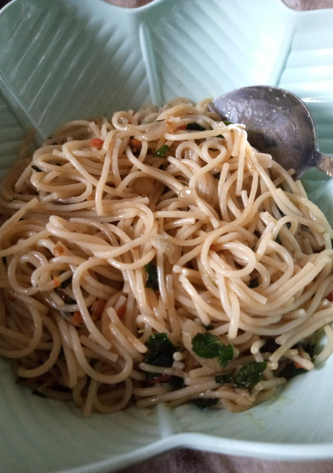 A picture of Jollof spaghetti with moringa.