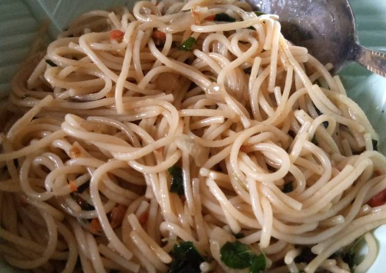 Jollof spaghetti with moringa