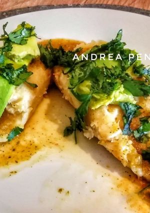 Una foto de Tamales con pollo y salsa verde