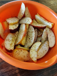 Una foto de Una fresca manzana con limón