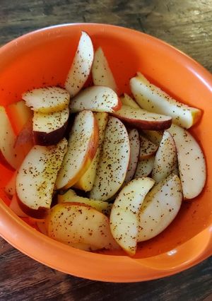 Una foto de Una fresca manzana con limón