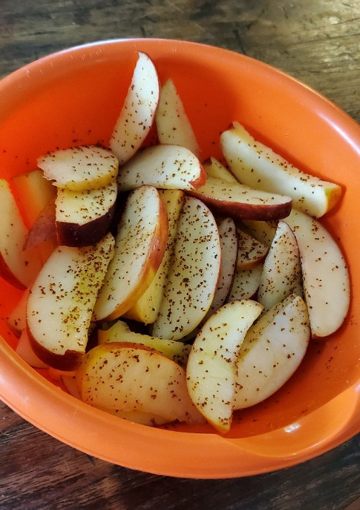 Una foto de Una fresca manzana con limón