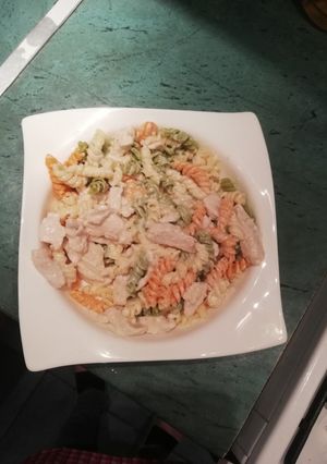 Tejfölös mustáros csirkemell tésztával recept fotója