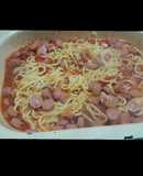 Fideos con salsa y salchichas