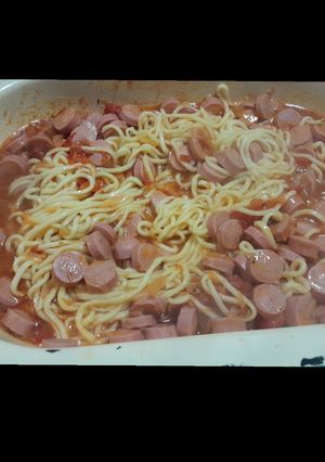 Una foto de Fideos con salsa y salchichas