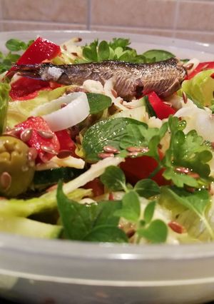 Sprotnis roppanós saláta recept fotója