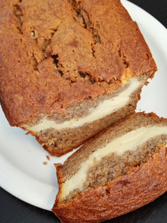 Una foto de Panqué de plátano con relleno de cheesecake