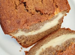 Una foto de Panqué de plátano con relleno de cheesecake