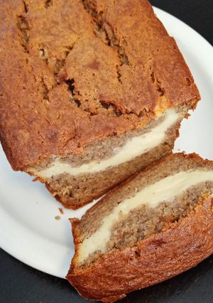 Una foto de Panqué de plátano con relleno de cheesecake