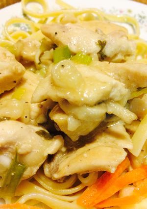 Una foto de Chicken Marsala con Fettuccini pasta