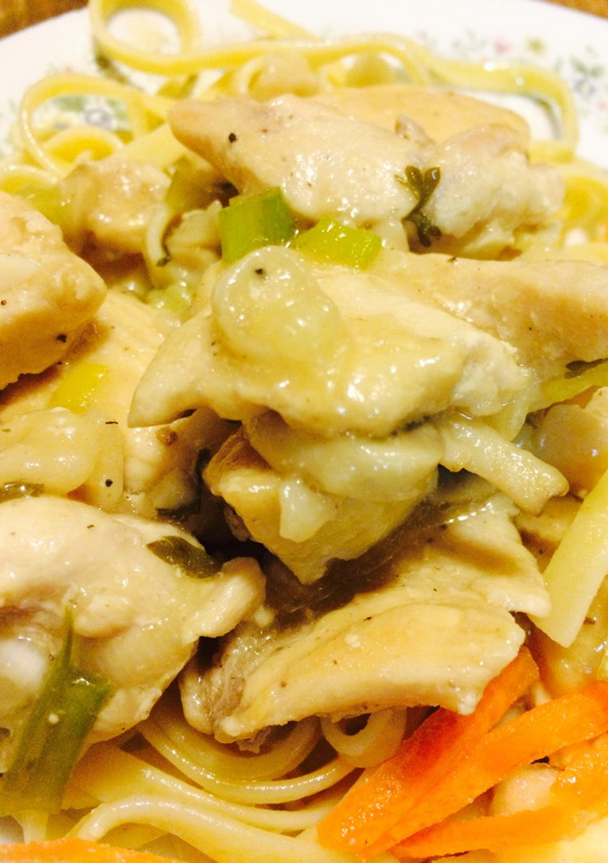 Una foto de Chicken Marsala con Fettuccini pasta