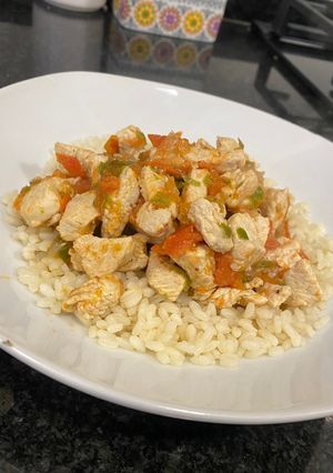 Una foto de Arroz con pavo y sofrito de verduras 🦃🫑🍅